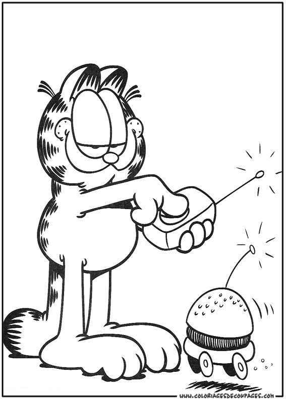 Garfield se prélassant sur un coussin moelleux dans un intérieur chaleureux