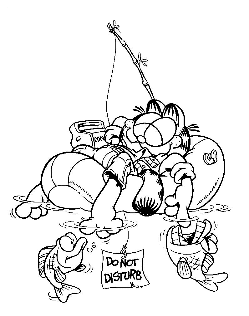 Garfield se relaxe dans son fauteuil avec un sandwich