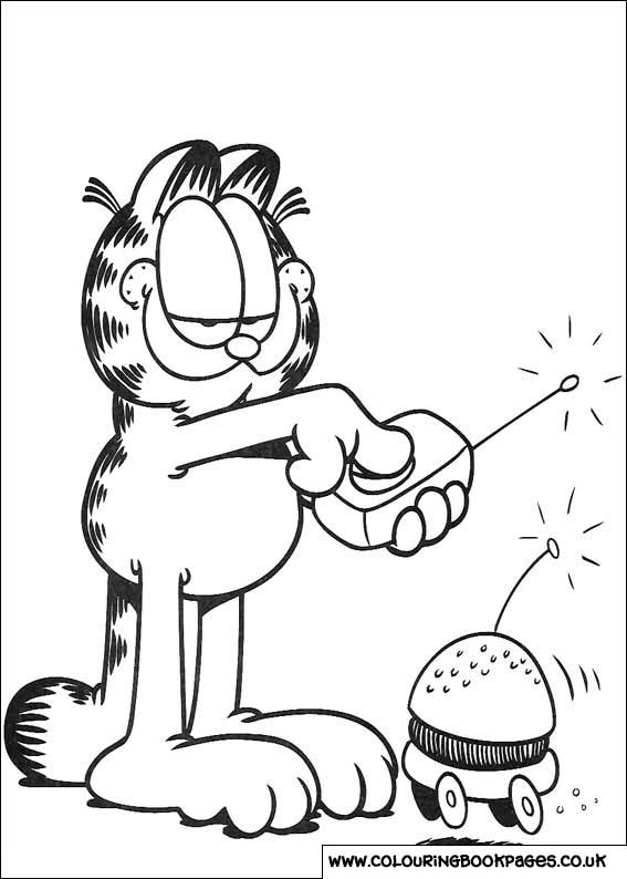 Garfield se prélasse sur un canapé avec un plat de lasagnes