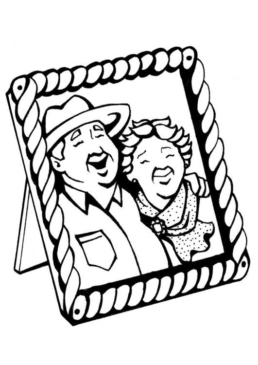 Un moment de tendresse entre grands-parents et petits-enfants dans un jardin