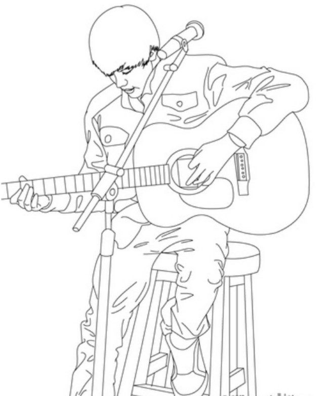 Un guitariste en pleine performance sur scène