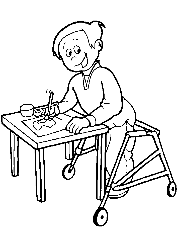 Un enfant souriant colorie un dessin sur un bureau