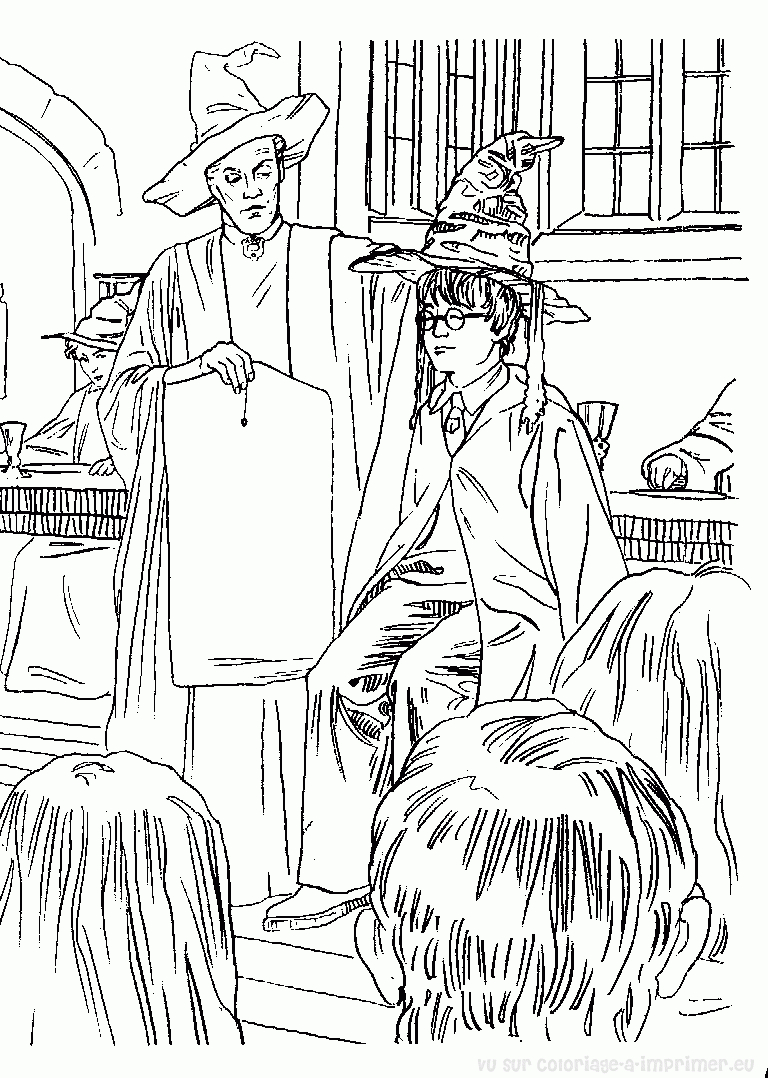 Harry Potter en train de lire dans la bibliothèque de Poudlard