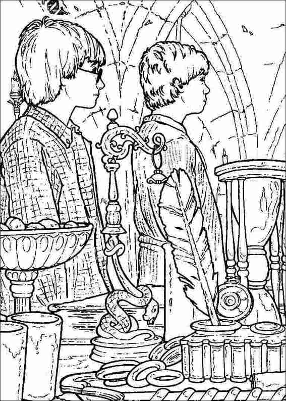 Harry Potter en train de lire dans la bibliothèque de Poudlard