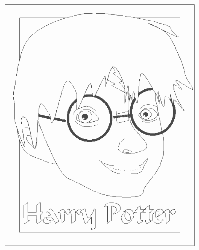 Harry Potter en tenue d'élève dans la salle de classe de Poudlard