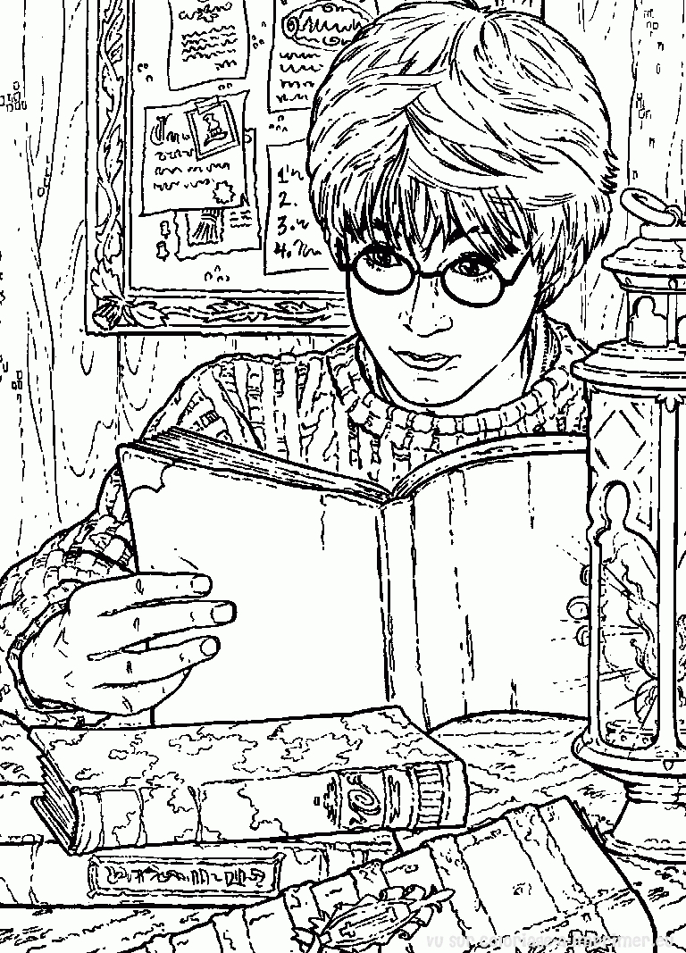 Harry Potter en train de voler sur son balai dans un décor magique