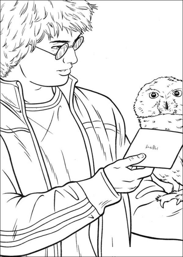 Harry Potter en train de voler sur son balai autour de Poudlard