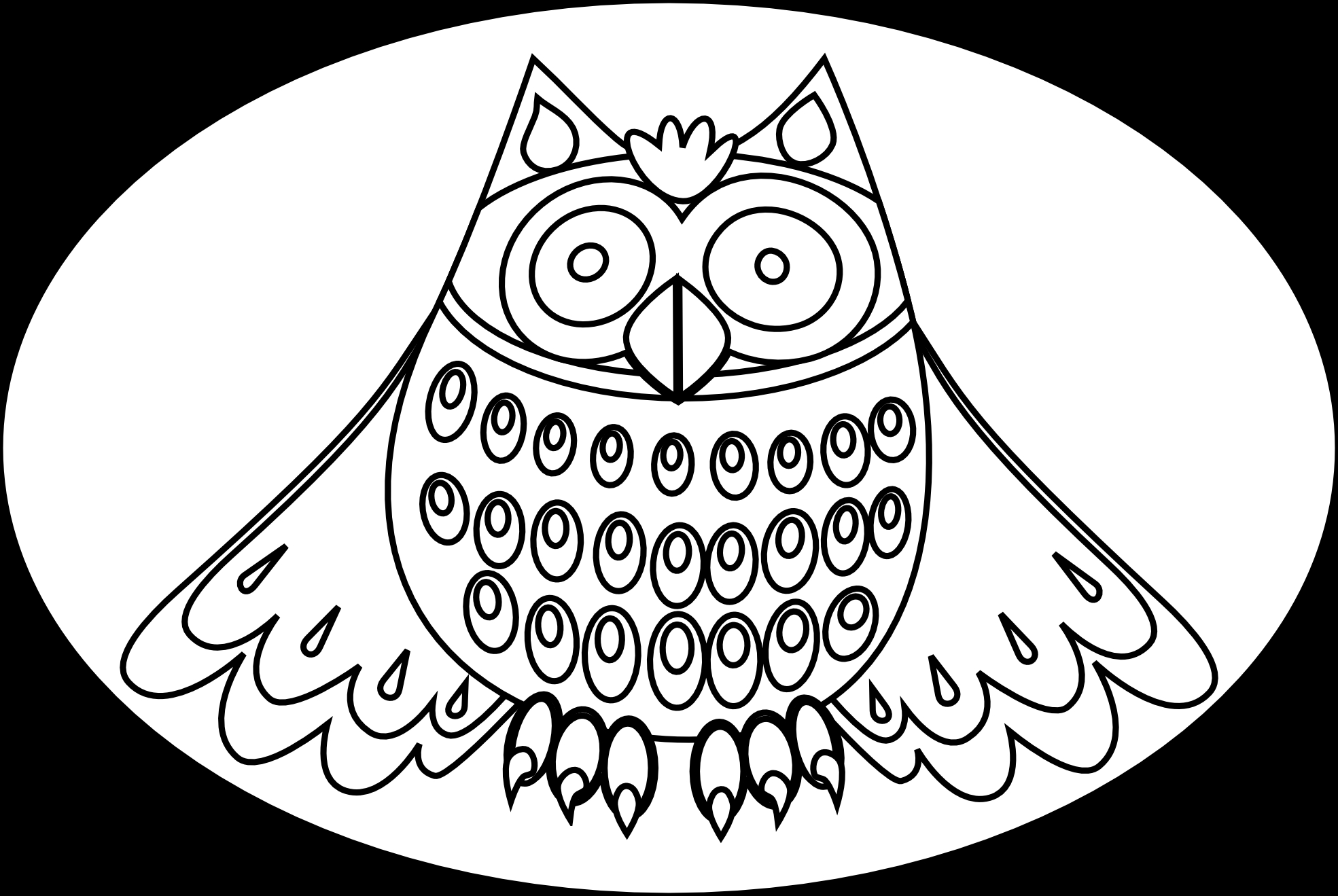 Un hibou perché sur une branche à la nuit tombée