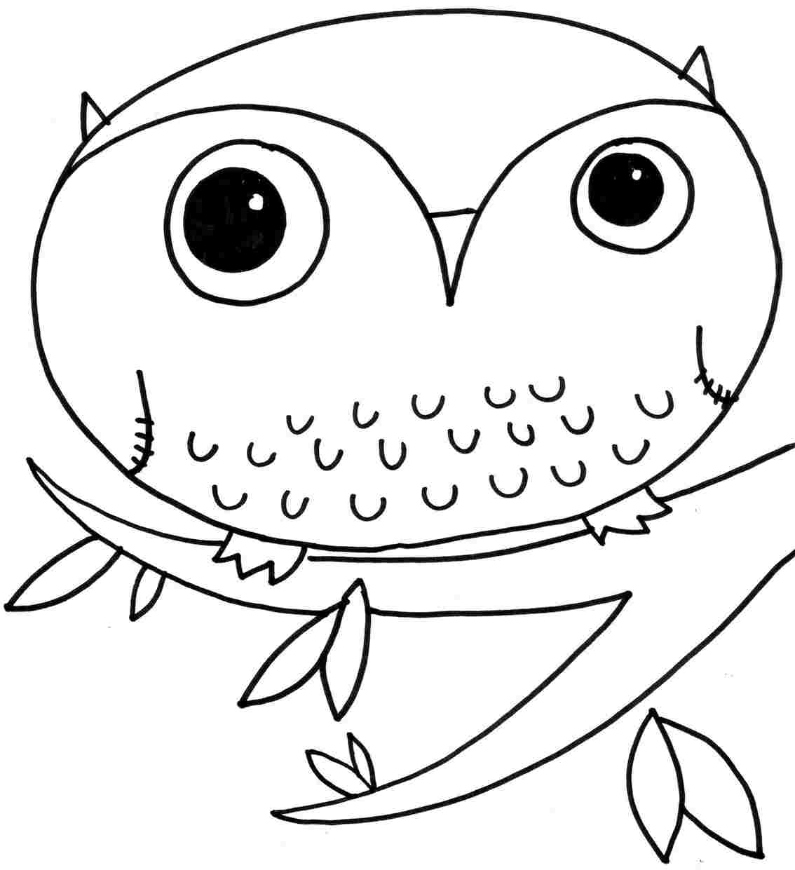 Un hibou perché sur une branche, entouré de feuillage