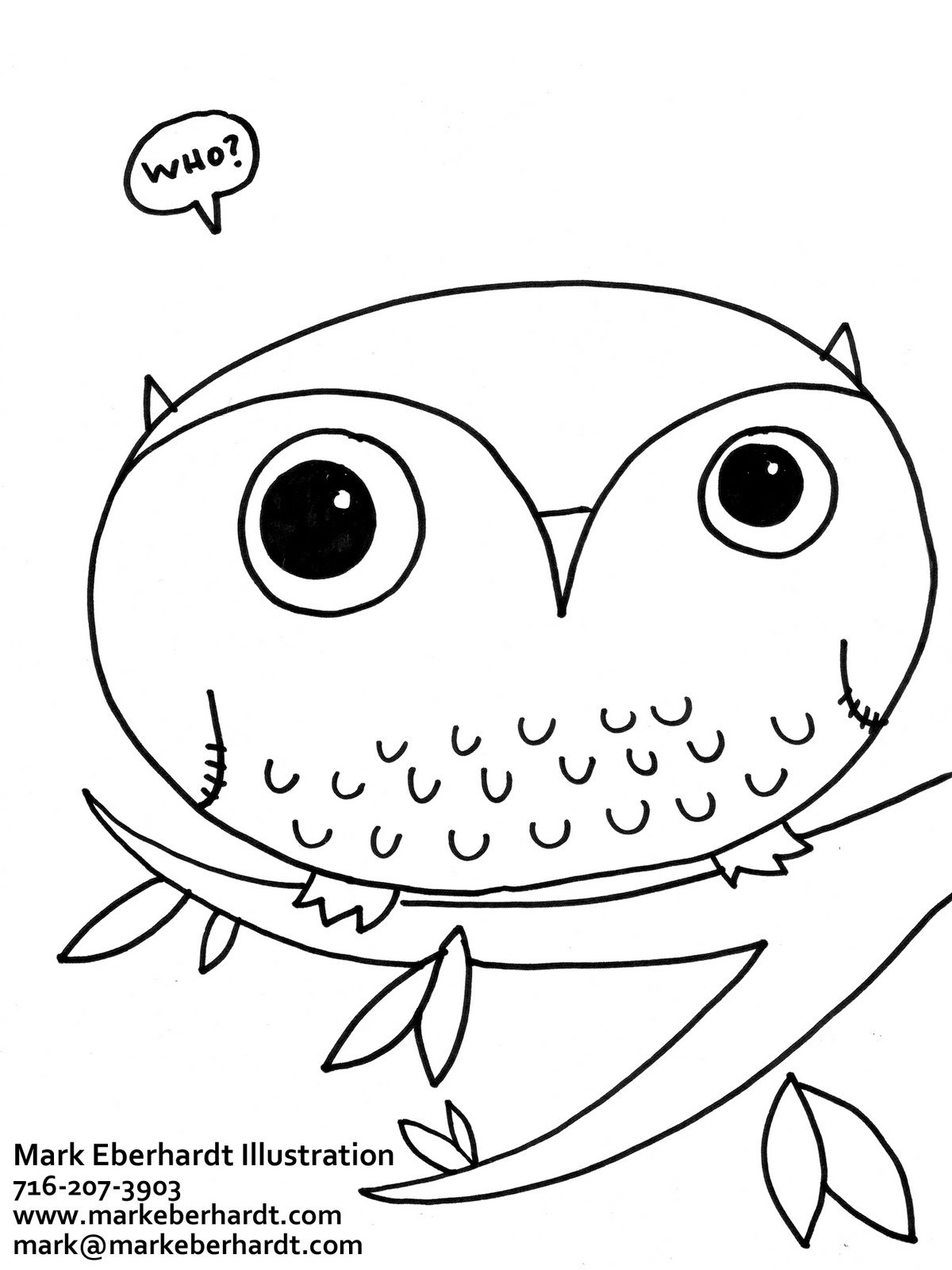 Un hibou perché sur une branche, entouré de feuilles