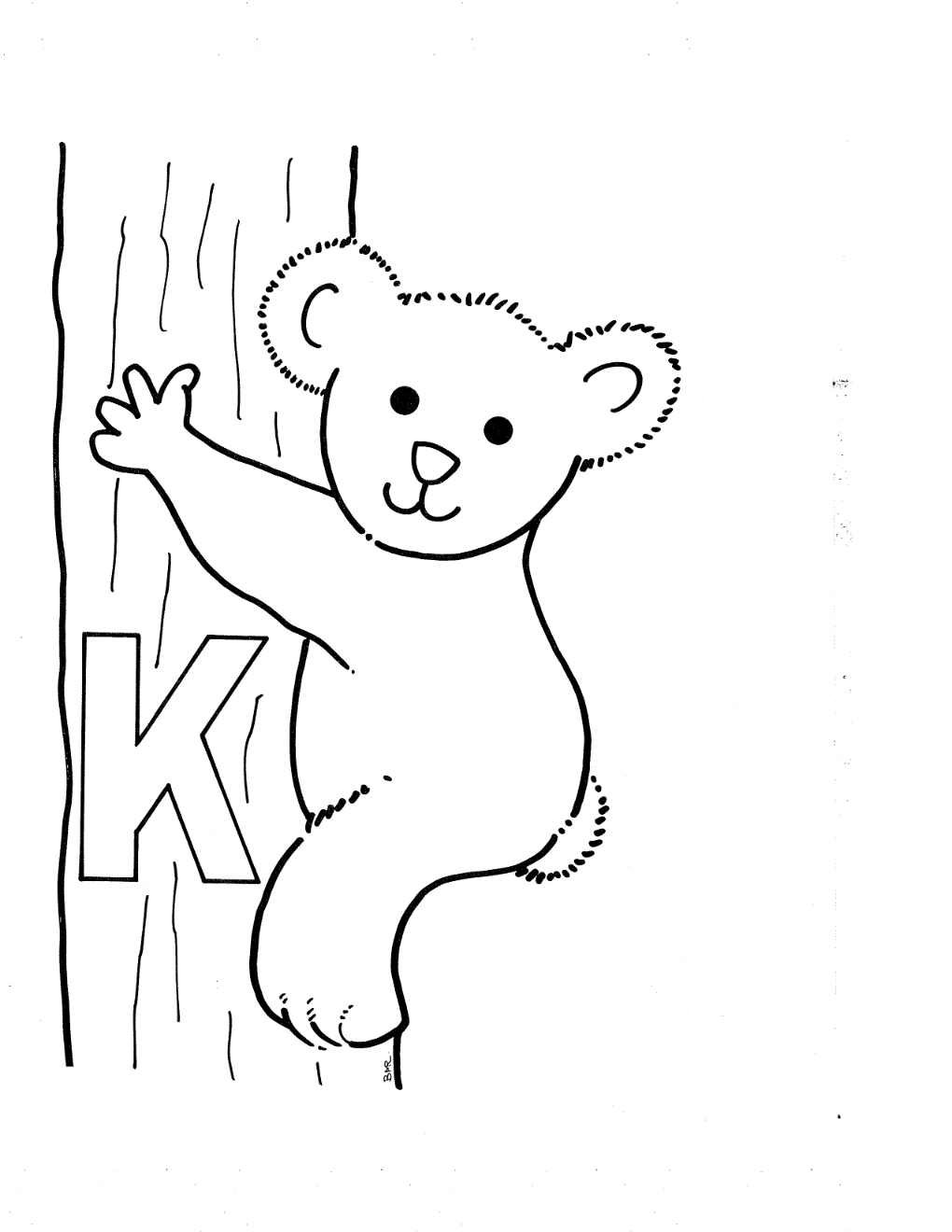 Un koala assis sur une branche entouré de feuillage
