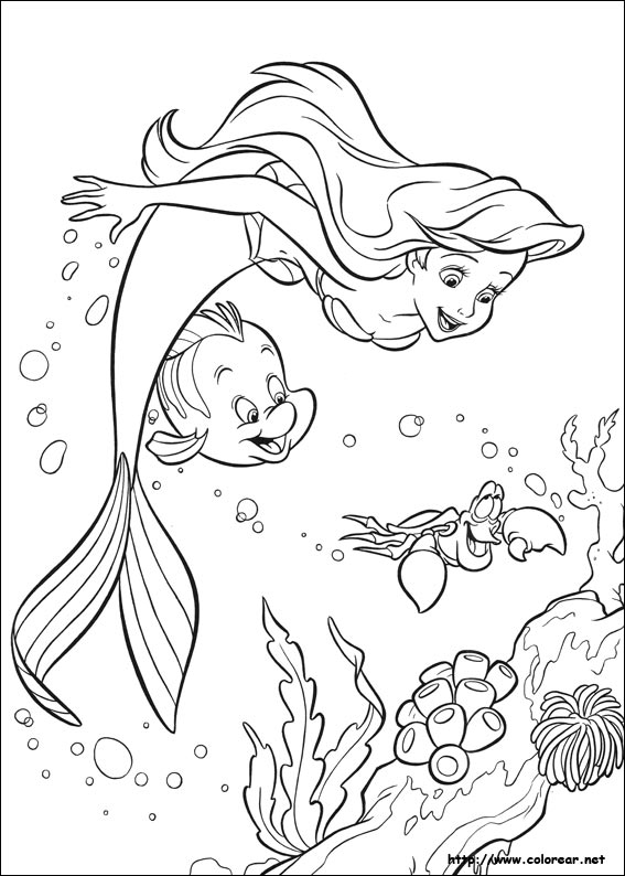 La petite sirène nageant parmi les algues et les poissons