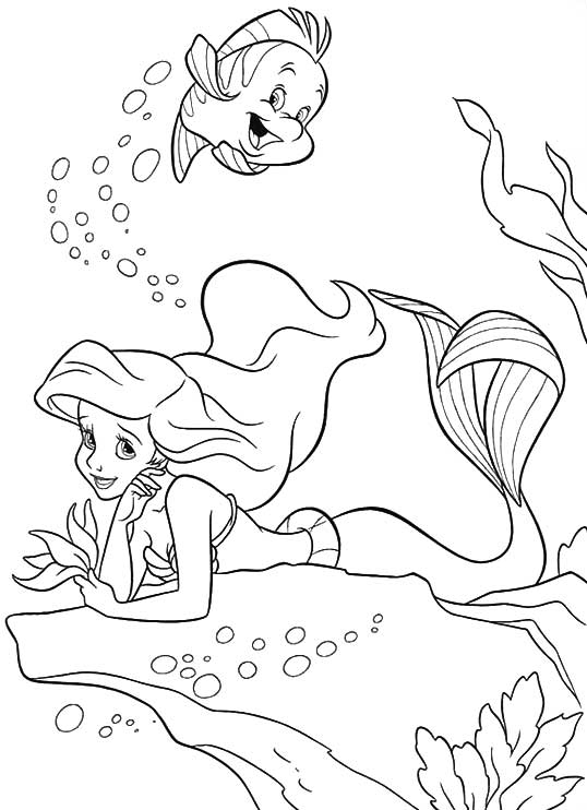 La petite sirène observe son reflet sous l'eau