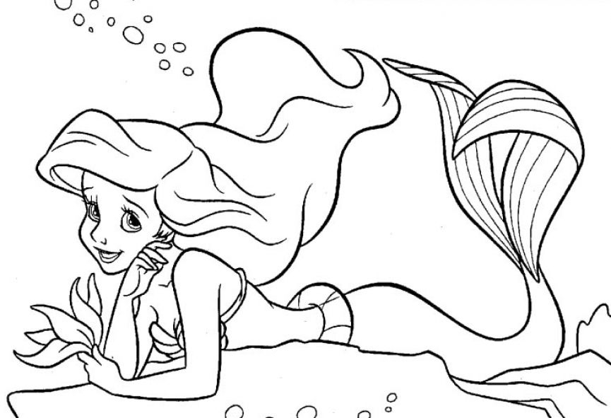 Un moment de sérénité avec la petite sirène au bord de l'eau