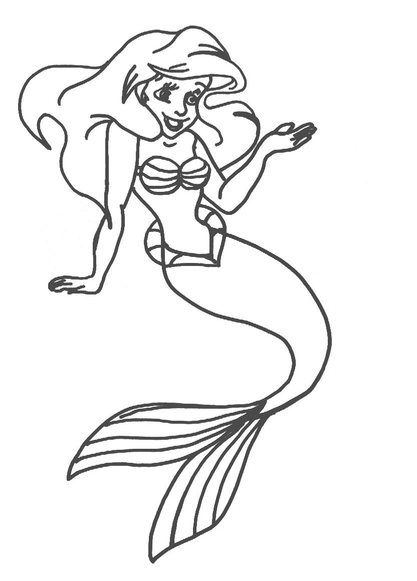 La petite sirène nageant dans un monde aquatique