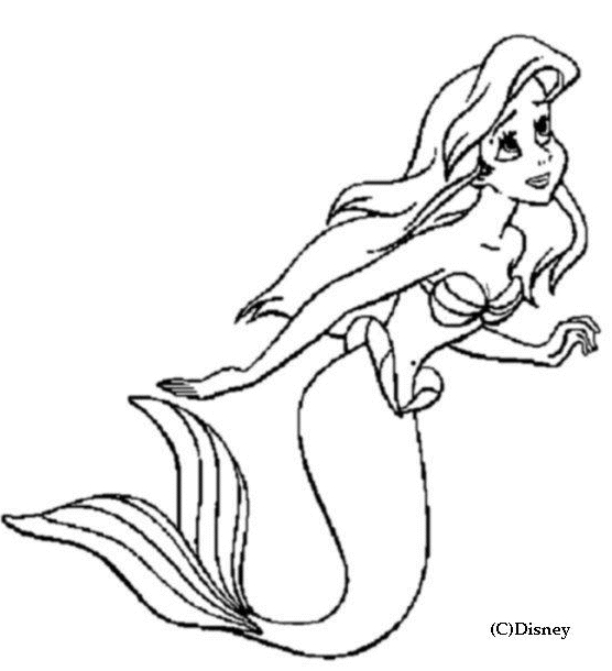La petite sirène nage dans un océan animé