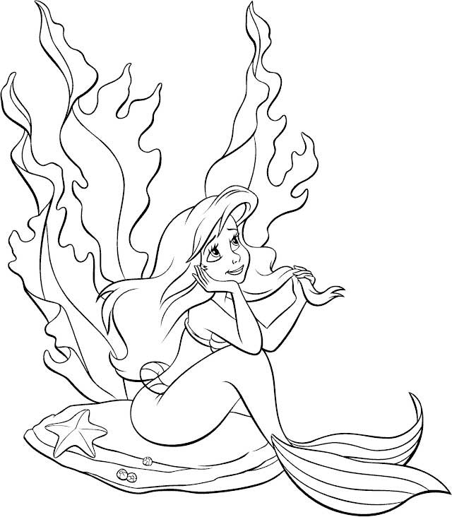 La petite sirène en pleine contemplation sous l'eau