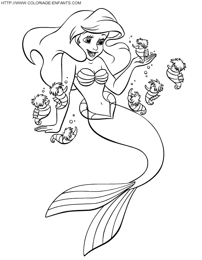 La petite sirène nageant parmi les algues et les poissons