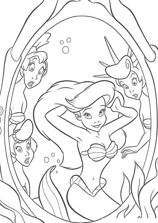 La petite sirène nageant dans des eaux cristallines entourée de coraux