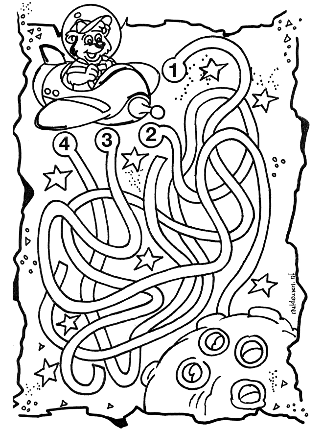 Coloriage de labyrinthe avec chemins sinueux et éléments naturels