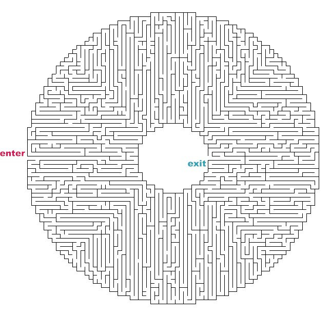 Coloriage d'un labyrinthe avec chemins sinueux et éléments naturels