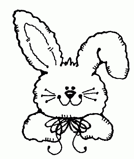 Un lapin assis dans un champ de fleurs