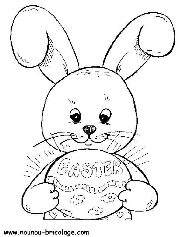 Lapin joyeux dans un champ fleuri