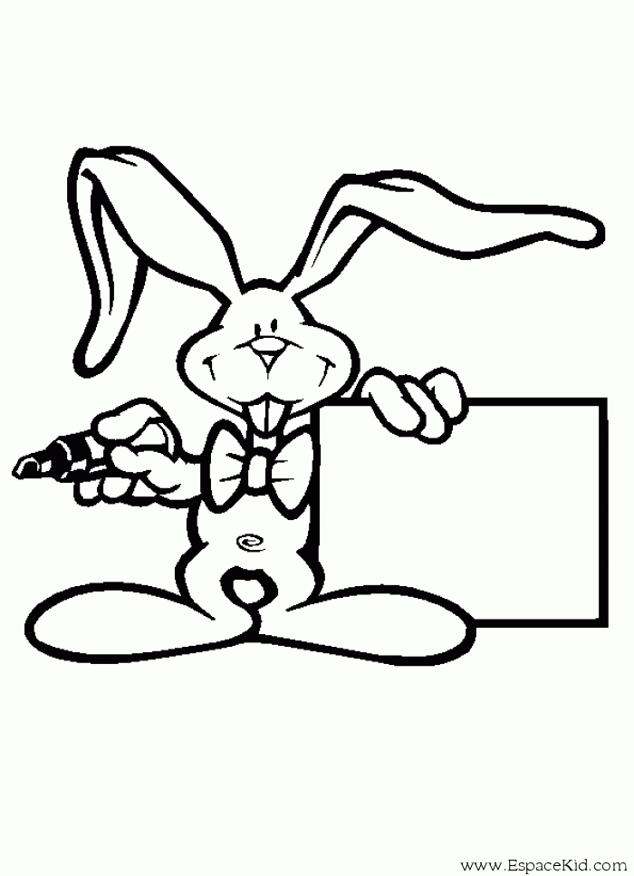 Un lapin joyeux se reposant dans un champ fleuri