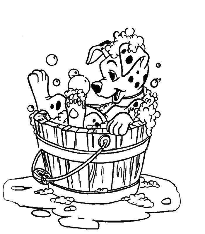 Les 101 Dalmatiens s'amusent dans un jardin