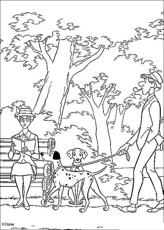 Les 101 Dalmatiens jouant ensemble dans un jardin