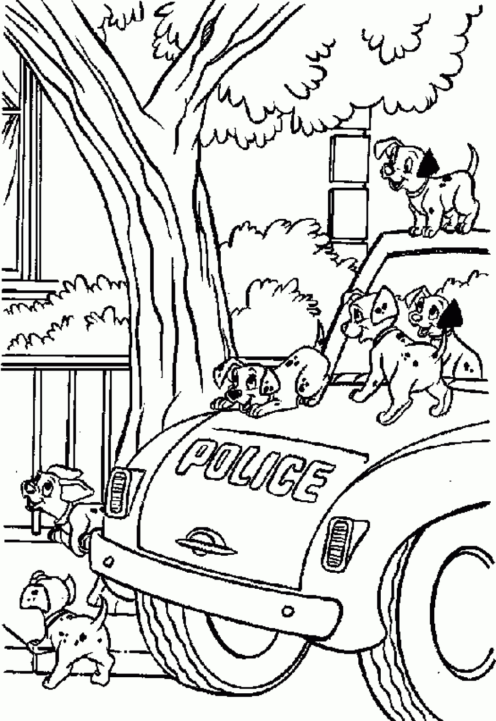 Les 101 Dalmatiens s'amusent dans un jardin