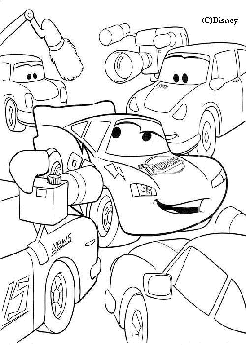 Voiture de course de Cars sur une route ensoleillée