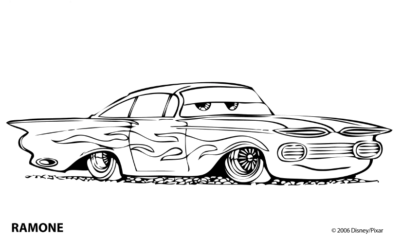 Voiture de course de Cars sur une route avec des montagnes en arrière-plan Voiture de course de Cars sur une route avec des montagnes en arrière-plan
