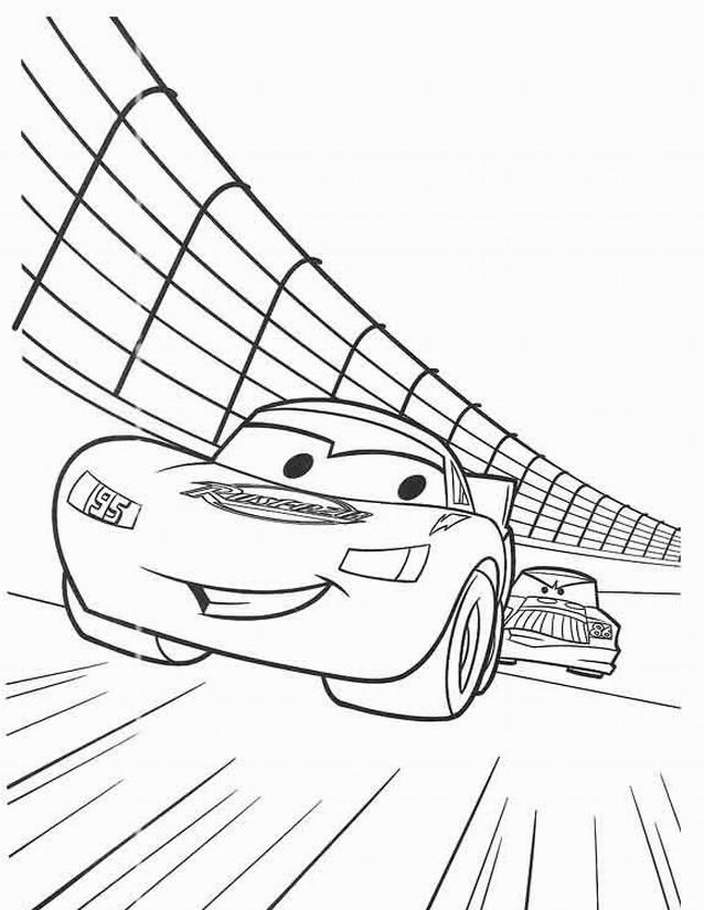 Scène de course automobile avec Flash McQueen sur une route ensoleillée