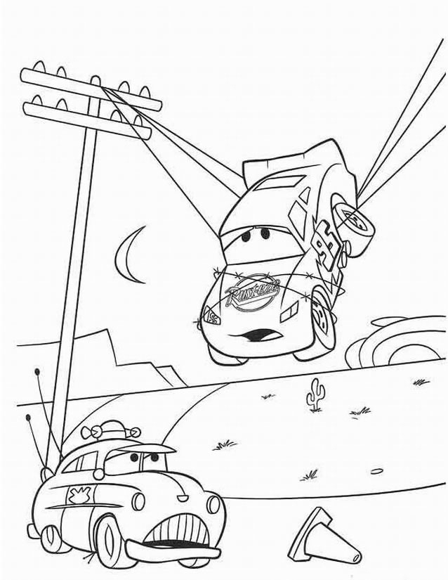 Voiture de course sur la piste avec un décor inspiré de Cars