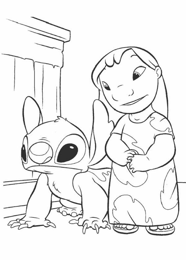 Lilo et Stitch jouant sur la plage avec des palmiers en arrière-plan