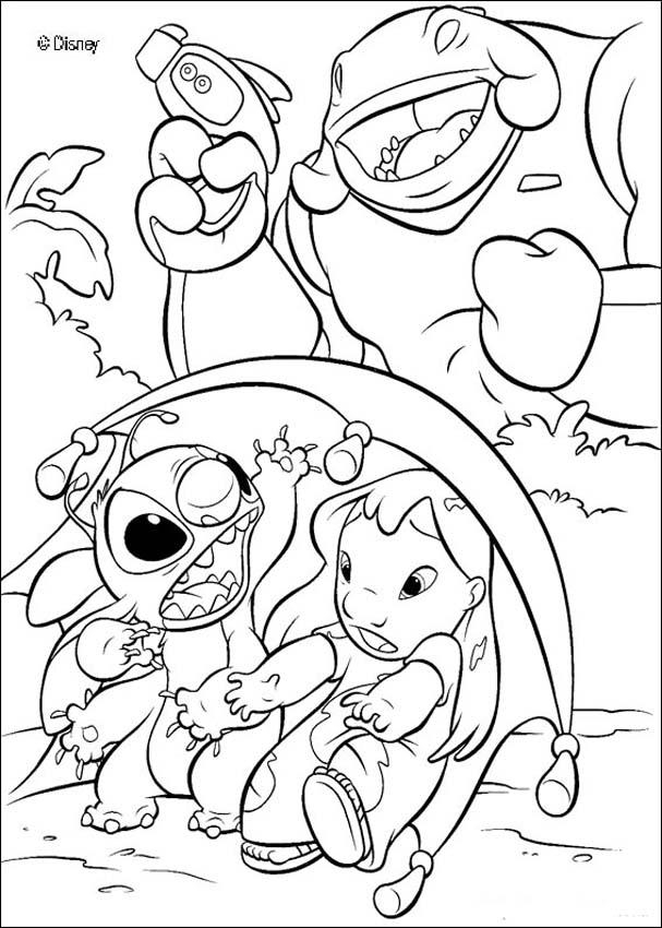 Coloriage de Lilo et Stitch jouant sur la plage avec des palmiers en arrière-plan