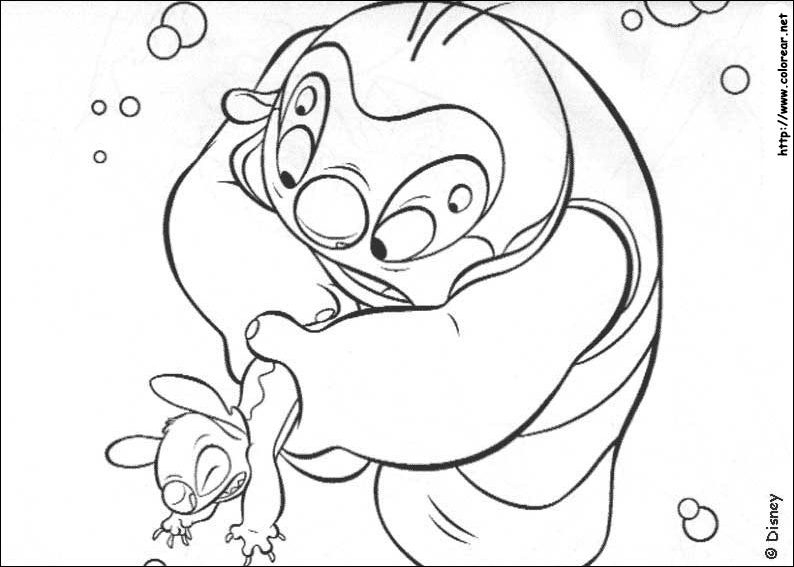 Lilo et Stitch s'amusent sur la plage sous un ciel ensoleillé