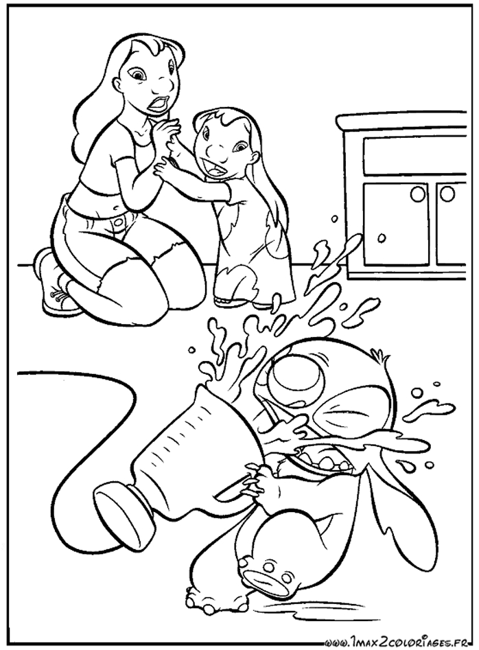 Coloriage de Lilo et Stitch jouant sur la plage avec des palmiers en arrière-plan