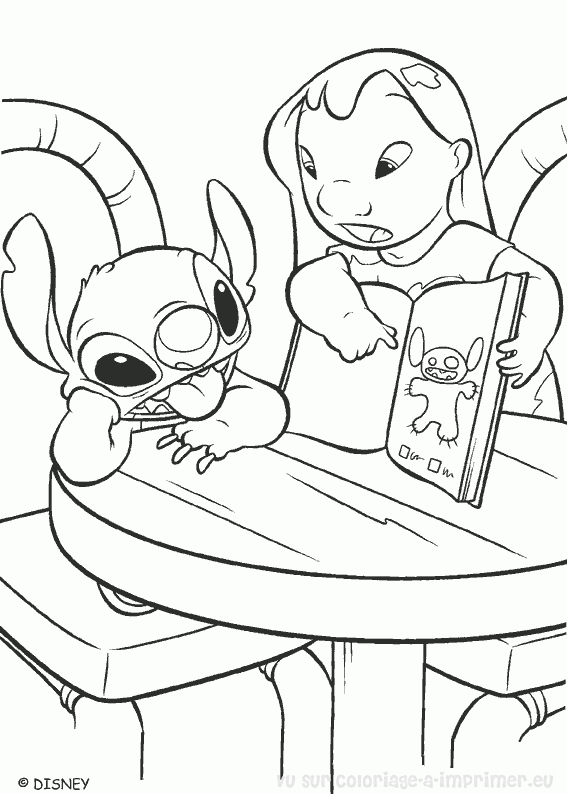 Coloriage de Lilo et Stitch en pleine aventure sur la plage