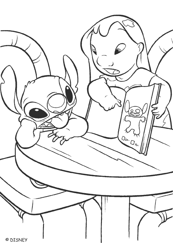 Lilo et Stitch en train de s'amuser sur la plage