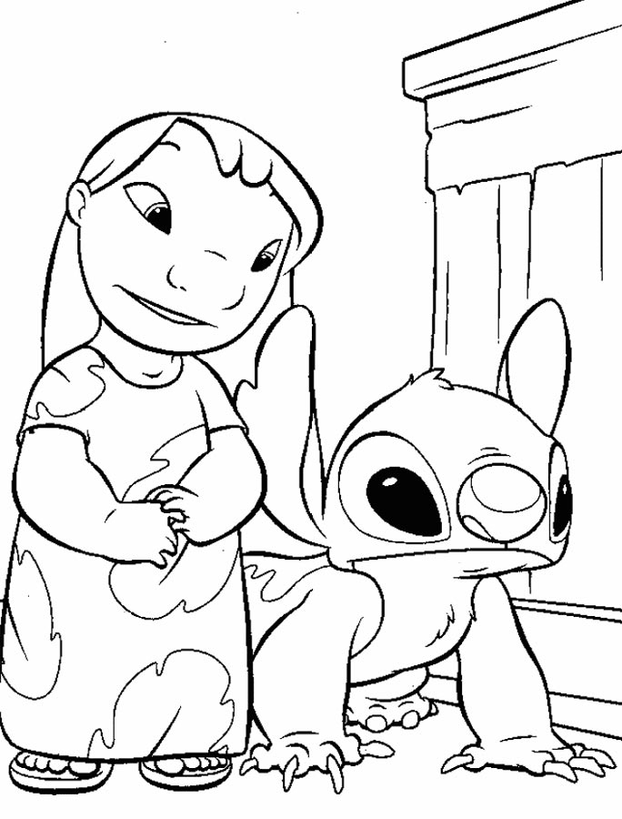 Lilo et Stitch s'amusent sur la plage avec des palmiers en arrière-plan