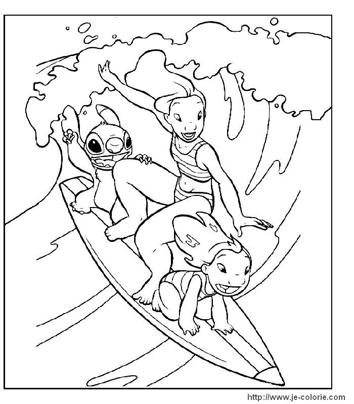 Lilo et Stitch jouant sur la plage avec des palmiers en arrière-plan