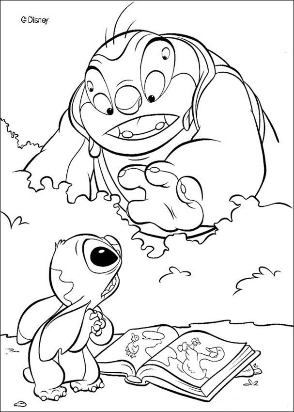 Lilo et Stitch jouant ensemble sur la plage