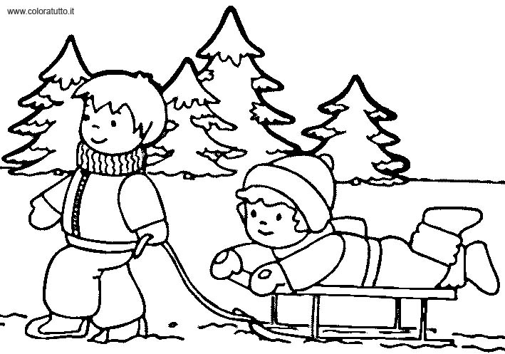 Un enfant joyeux glissant sur une luge dans un paysage enneigé