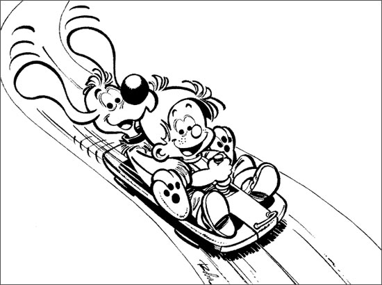 Un enfant s'amusant sur une luge dans la neige