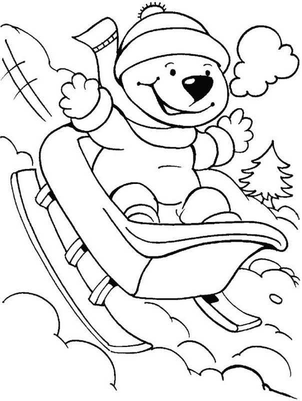 Un enfant s'amusant avec sa luge sur la neige