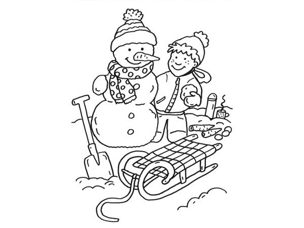 Un enfant s'amusant sur une luge dans un paysage hivernal