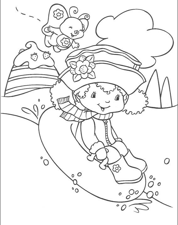 Enfant glissant sur une luge dans un paysage enneigé