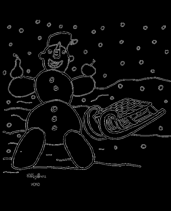 Enfant sur une luge glissant dans la neige sous un ciel nuageux